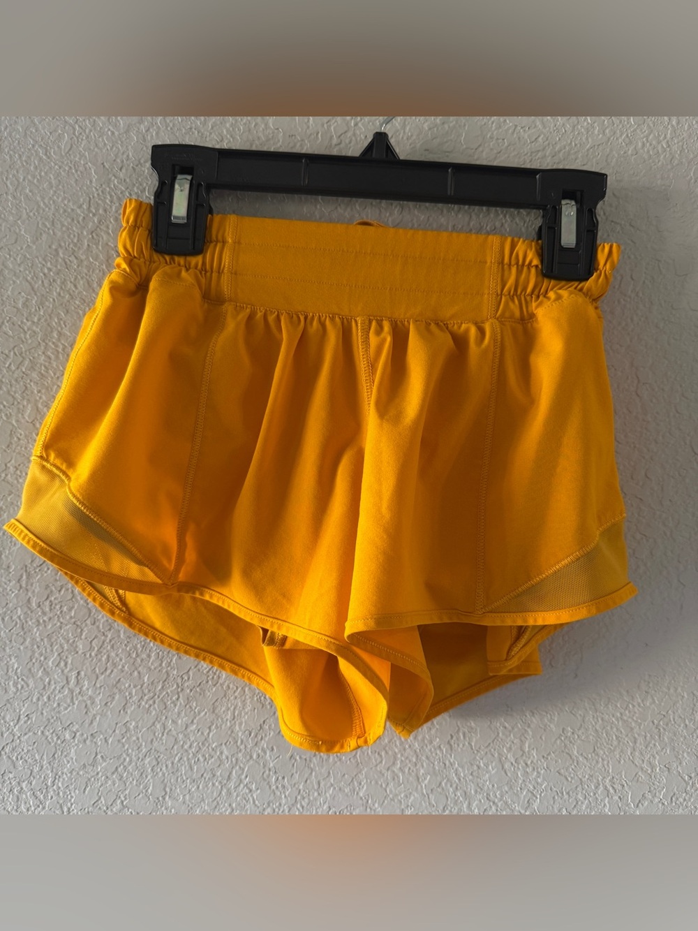 Lululemon Tracker / Speed Up Mid-Rise Short 2.5" Mesh (Yellow / Size 2)
